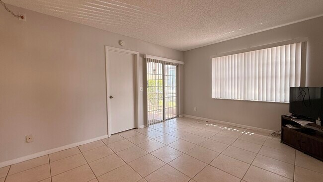 Building Photo - 1694 SE Green Acres Cir