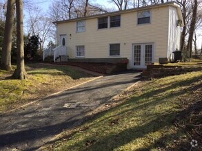 Building Photo - 10 Woodchuck Ln