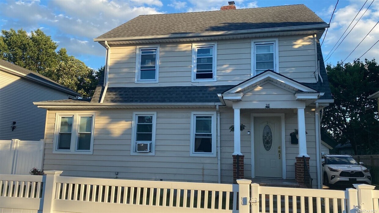 28 Stowe Pl, Hempstead, NY 11550 Room for Rent in Hempstead, NY