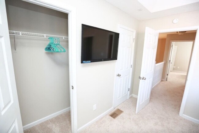 Foto del edificio - Blissful Space Available now