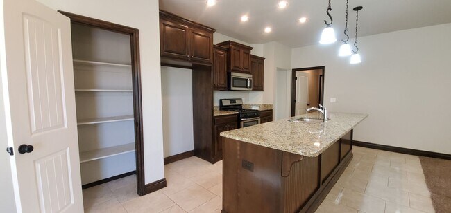 Building Photo - Great 4 Bedroom 2 Bath 2 Car Garage In Okc...