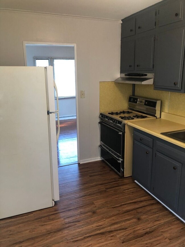 Building Photo - 3 br, 1 bath House - 1 Valley View Ct.