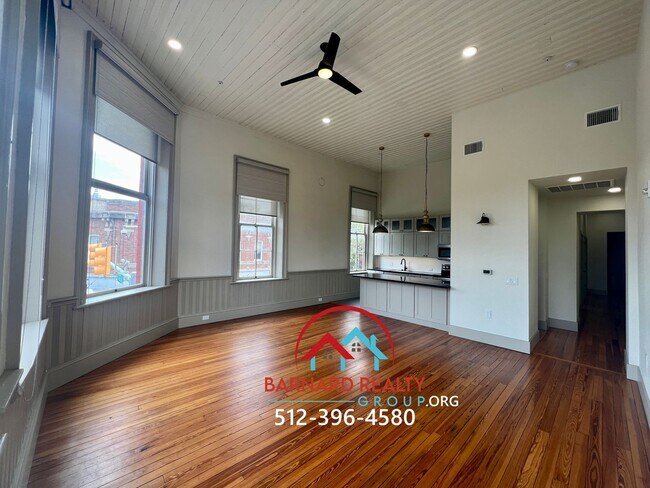 Building Photo - Apartment in Downtown Seguin that Overlook...