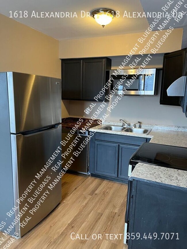 Building Photo - Updated Townhome