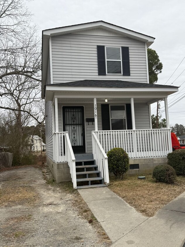 Primary Photo - Cozy Home with a Great Location In Town