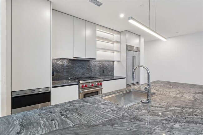 Building Photo - 610 Davis St