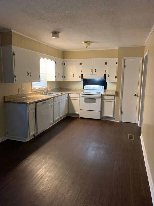 Foto del edificio - 2426 Whispering Pines Cir