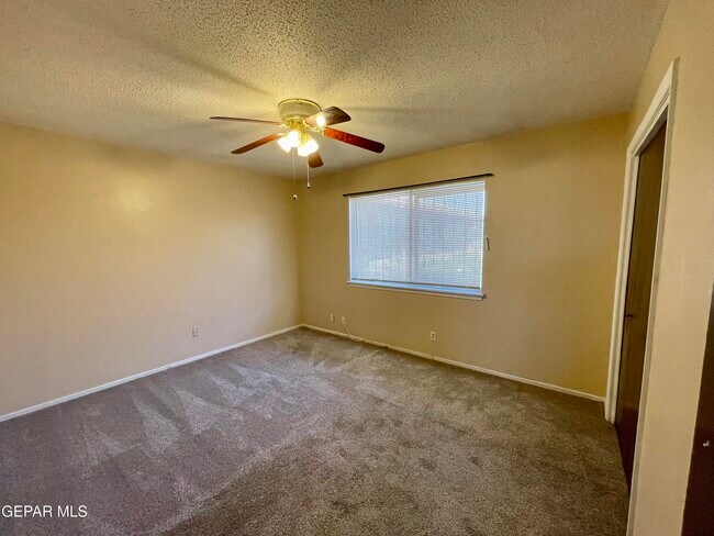 Foto del edificio - 8638 Mettler Dr