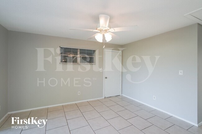 Foto del edificio - 1423 Caywood Cir S