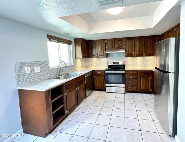 Building Photo - 821 E Orange Dr