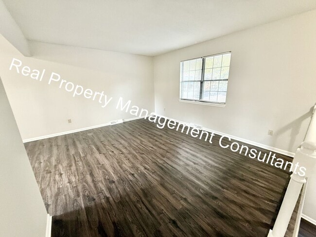 Building Photo - Beautifully Updated Split-Level 3 Bedroom Home! Deposit Free Living Available via Obligo