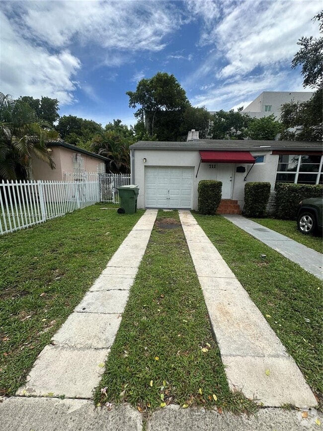 Building Photo - 711 SW 39th Ave