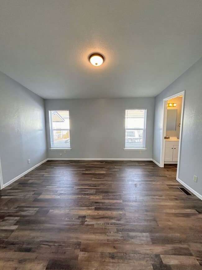 Building Photo - Centrally Located