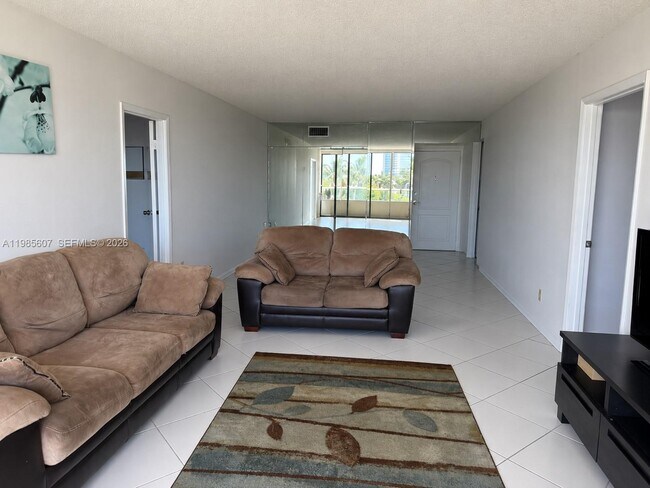 Foto del edificio - 3675 N Country Club Dr