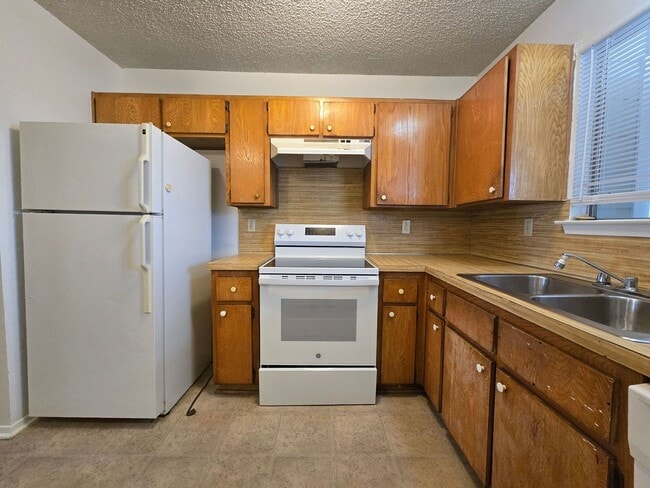 Building Photo - SECTION 8 ACCEPTED - WATER INCLUDED - AVAI...