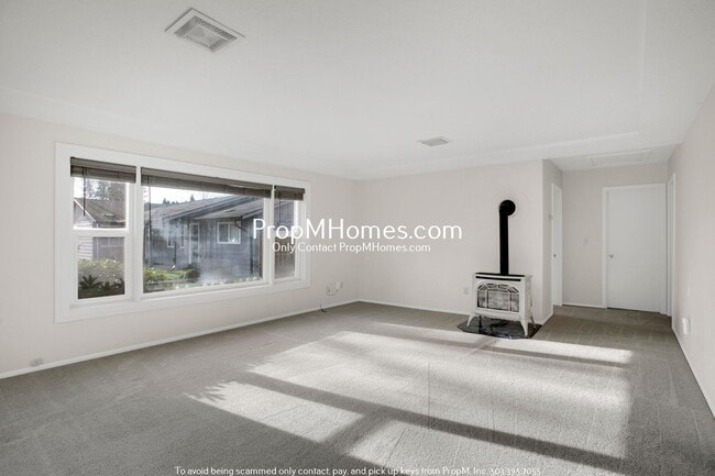 Foto del edificio - Cozy Two Bedroom Home in Willamette on a Massive Lot!