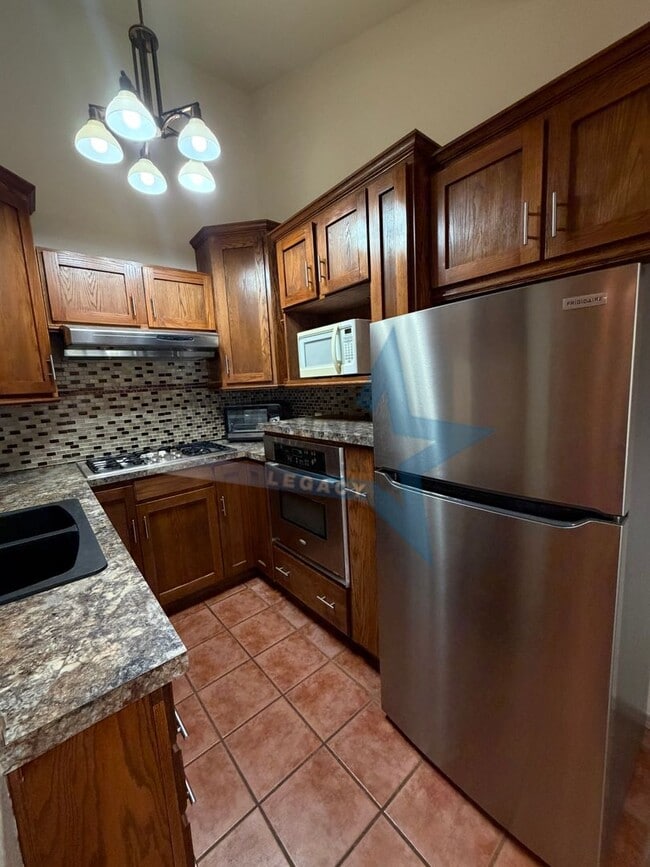 Building Photo - 3 Bedroom 2 Bathroom House with large backyard and Bonus room!