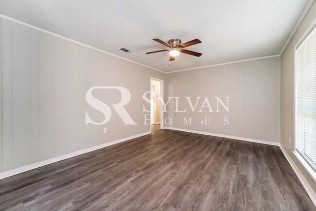 Building Photo - One-level living in this 3 BR, 2 BA home