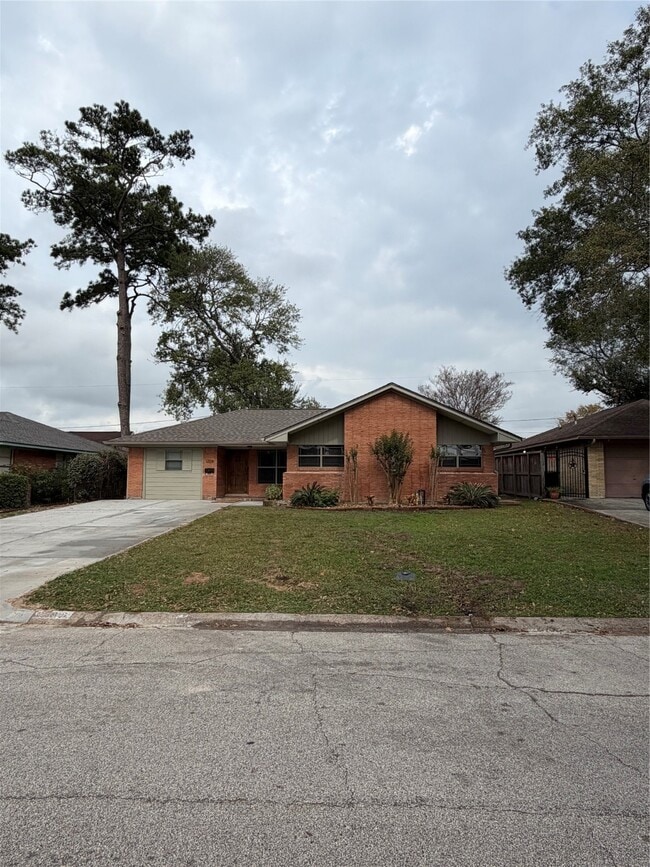 Building Photo - 1206 Stonecrest Dr