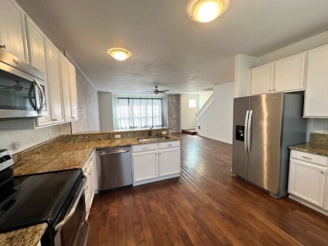 Building Photo - 3 Bedroom Downtown Beaverton Townhome!!