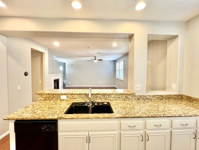 Building Photo - Beautiful 2B/2.5BA located in Santee!