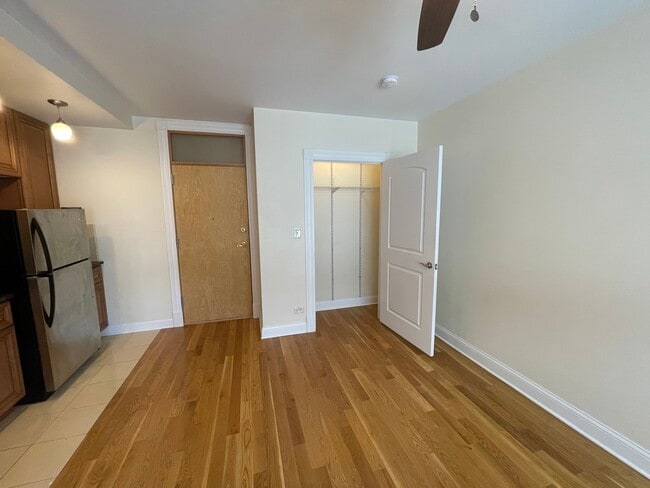 Building Photo - 4552 N Clark St
