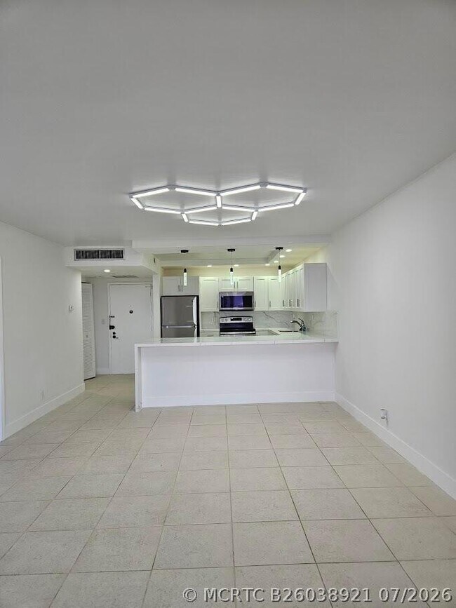 Foto del edificio - 600 Three Islands Boulevard