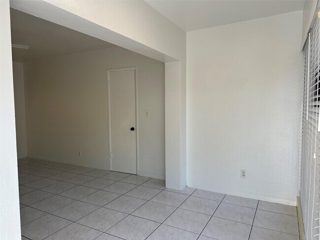 Building Photo - 1101 NE 17th Way