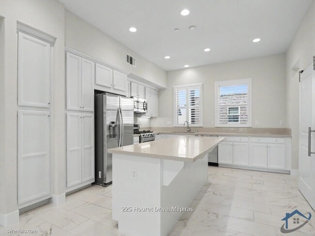 Building Photo - 225 Houret Dr