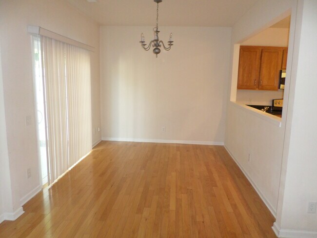 Building Photo - Ballantye Area, Lovely 3 Bedroom 2.5 Bath ...