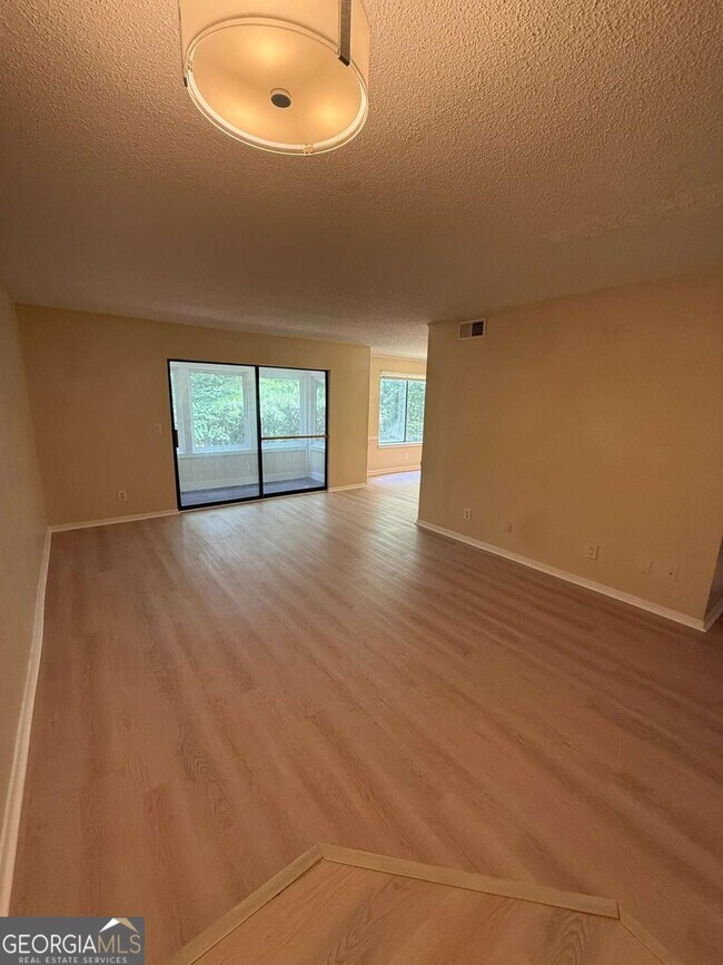 Foto del edificio - 343 Seasons Pkwy