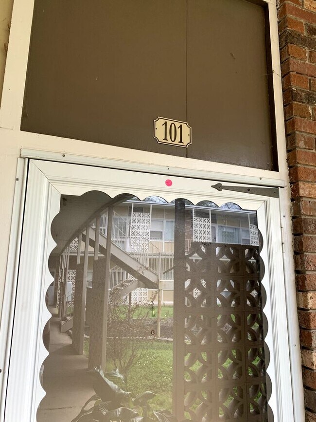 Building Photo - 2 Bedroom 1  Bath Downstairs Apartment