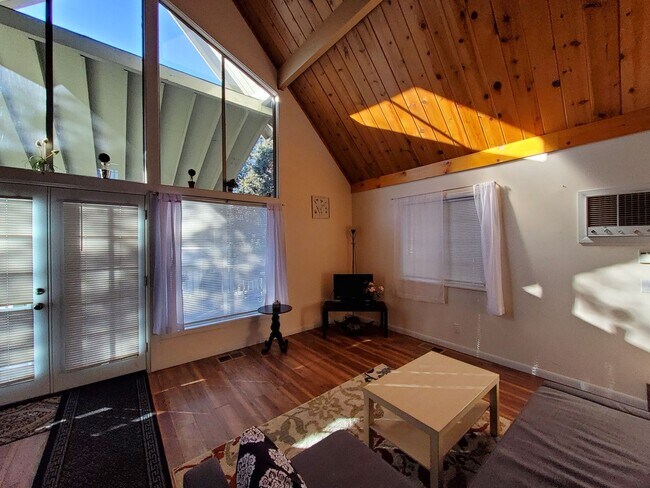 Foto del edificio - Adorable [furnished] - 2 Bed / 1 Bath A-Frame for Lease