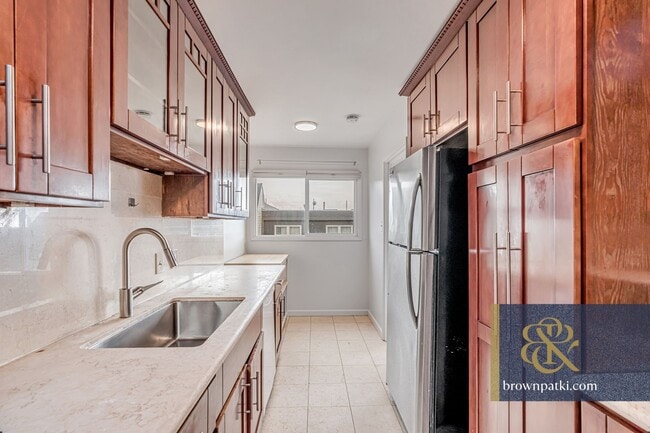Building Photo - 76 Los Palmos Dr
