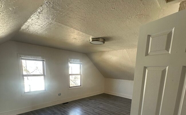 Foto del edificio - 410 Ivanhoe Rd