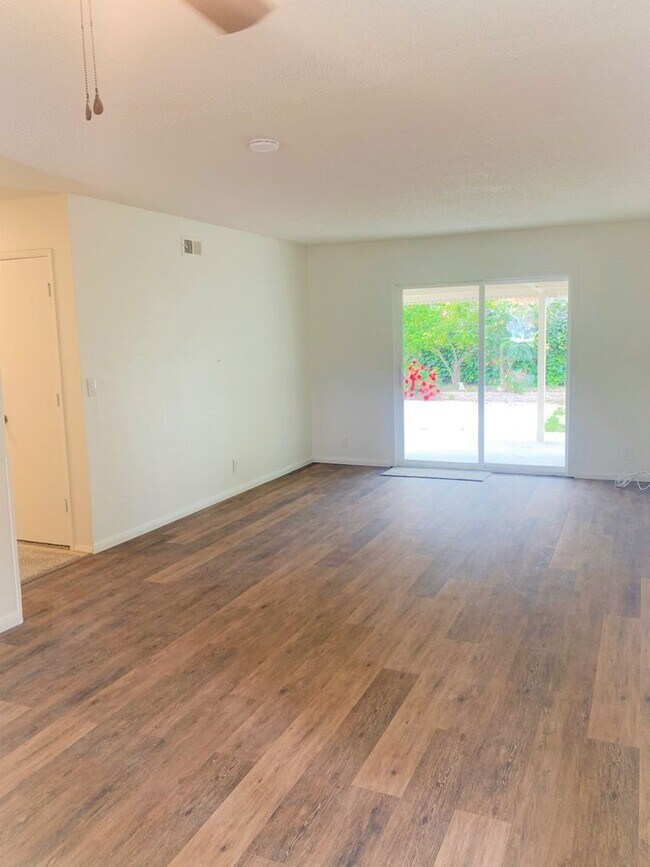 Building Photo - Fantastic 4 bed/2 bath home w/private back...
