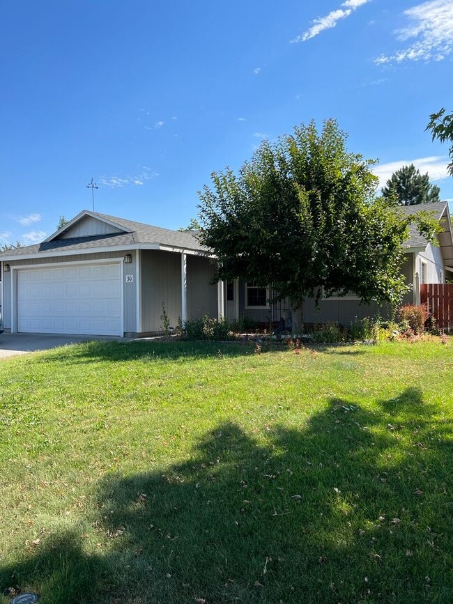 Building Photo - 3 bed 2 bath Home with Huge Backyard!