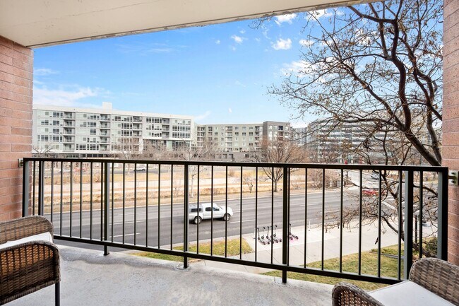 Foto del edificio - Modern Downtown 2 BDR with Parking