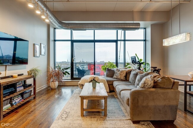 Building Photo - 1224 W Van Buren St