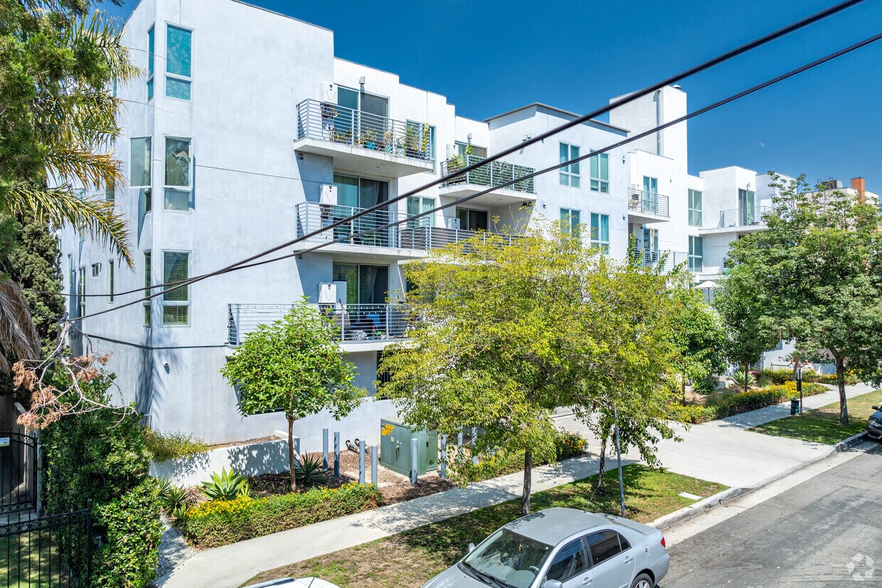Alternar - 5229 Willowcrest Ave