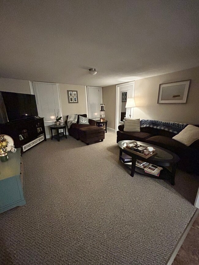 Gran sala de estar - 163 N Main St