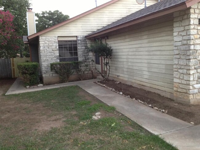 Foto del edificio - 403 Cypress Ln