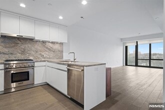 Building Photo - 320 Adolphus Ave