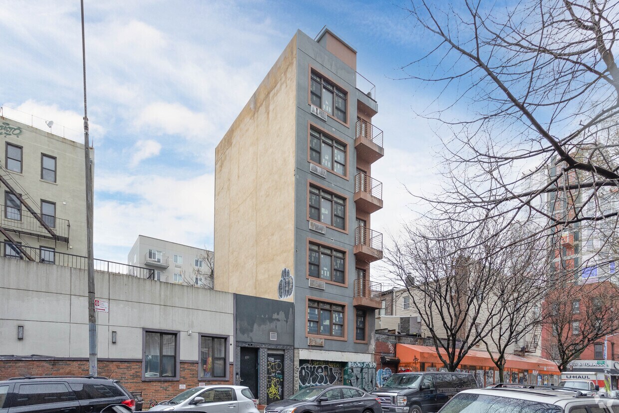 Primary Photo - 135 Boerum St