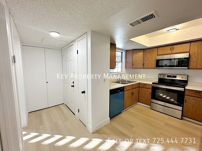 Building Photo - 3823 S Maryland Pkwy