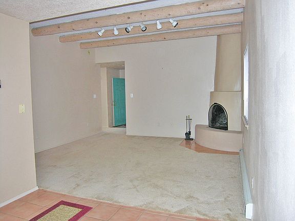 Building Photo - Sparkling Clean 3 Bedroom Family House
