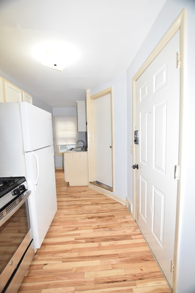 Building Photo - 457 Talma St