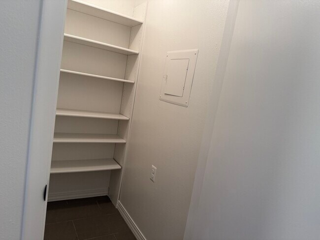 Foto del edificio - Spacious & Stylish 1-Bedroom Condo in the ...