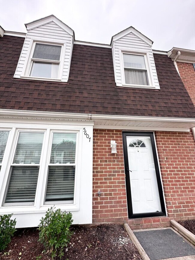 Foto del edificio - Updated 3BR / 1.5BA Townhome-Move in Ready!