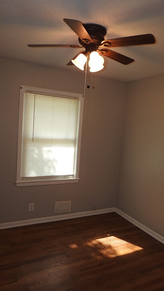 Building Photo - Beautiful 4-bedroom, 2 full baths home located in Independence, MO.